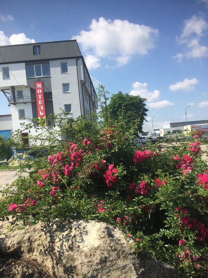 Autopark Hotel Lviv Kültér fotó