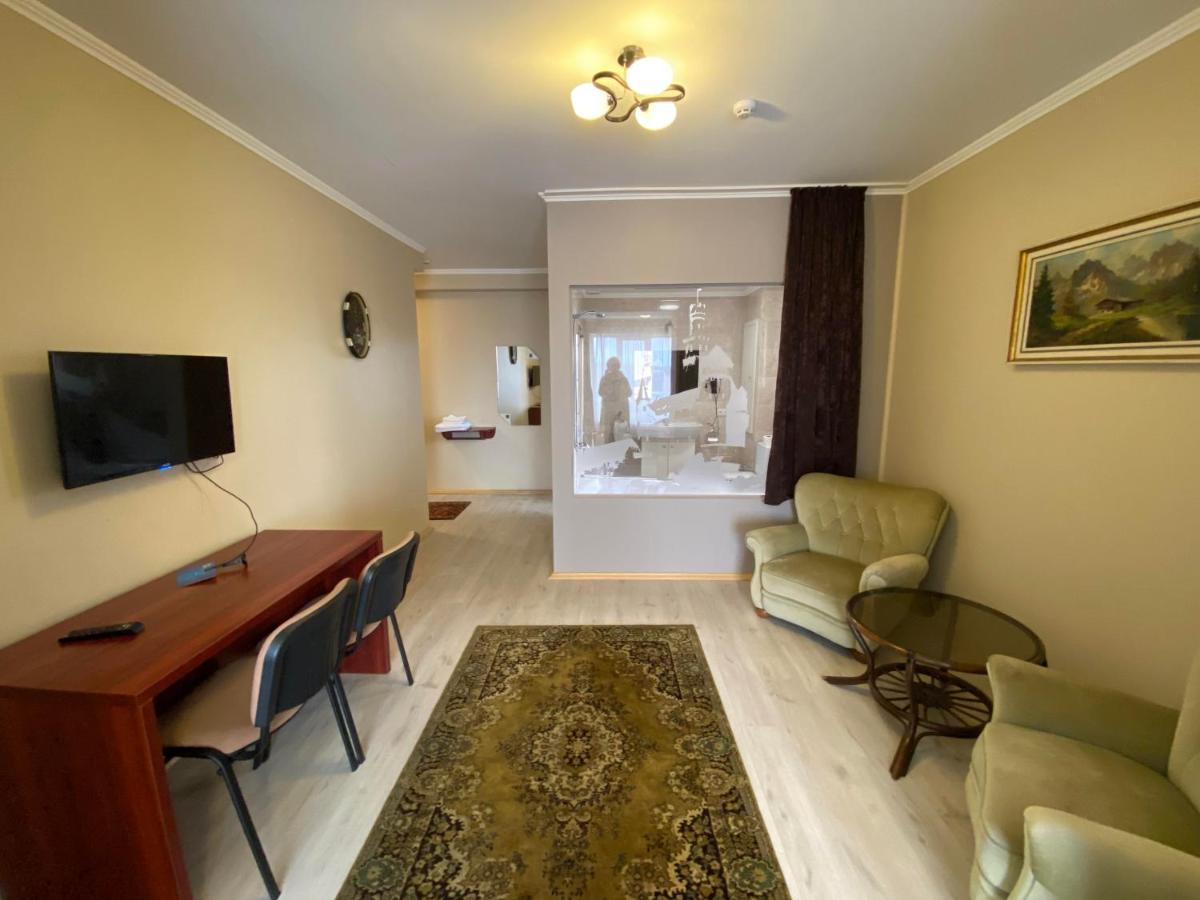 Autopark Hotel Lviv Kültér fotó