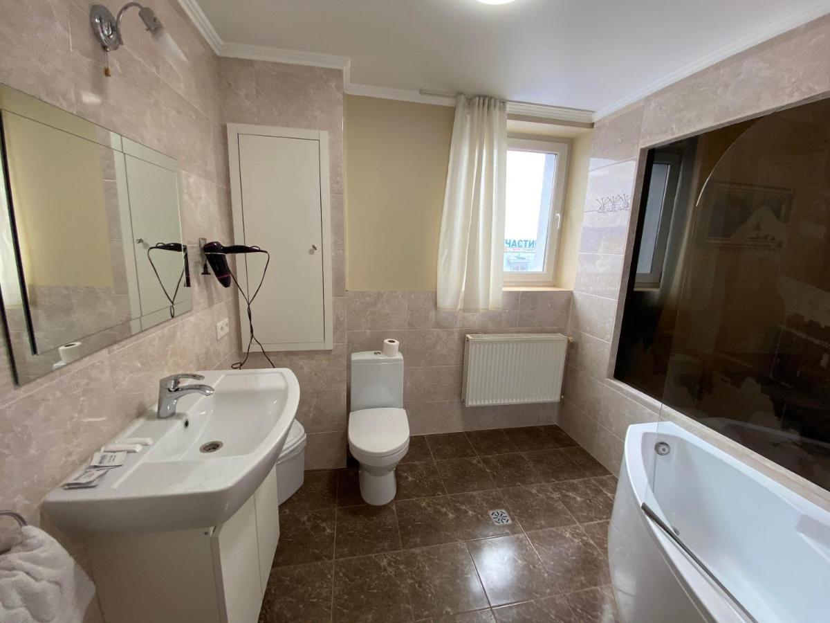 Autopark Hotel Lviv Kültér fotó
