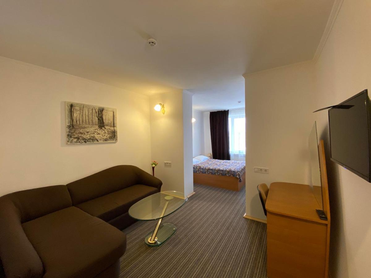 Autopark Hotel Lviv Kültér fotó