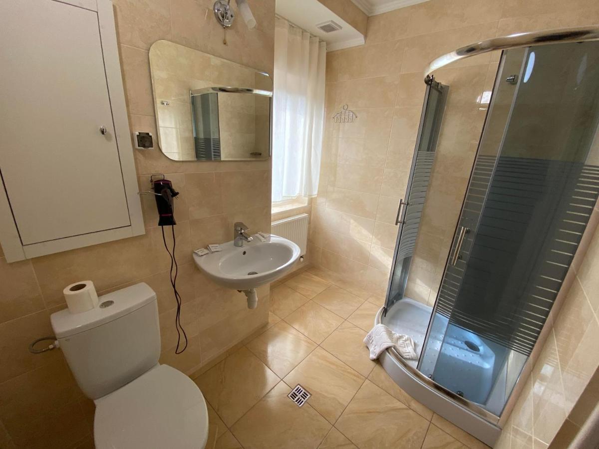 Autopark Hotel Lviv Kültér fotó